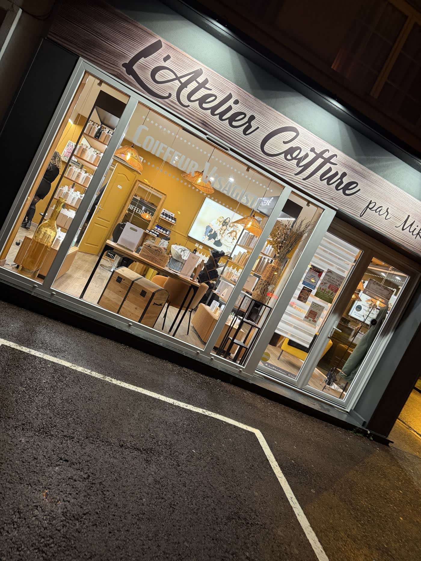Éclairage de façade et d'intérieur d'un salon de coiffure