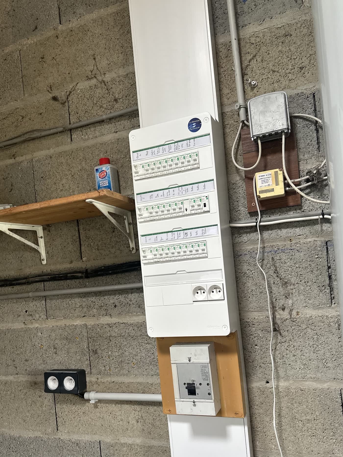 Tableau électrique neuf installé et étiqueté par L.L Électricité